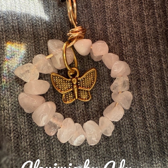 Maximalist pink quartz chips charms necklace - Picture 3 of 3